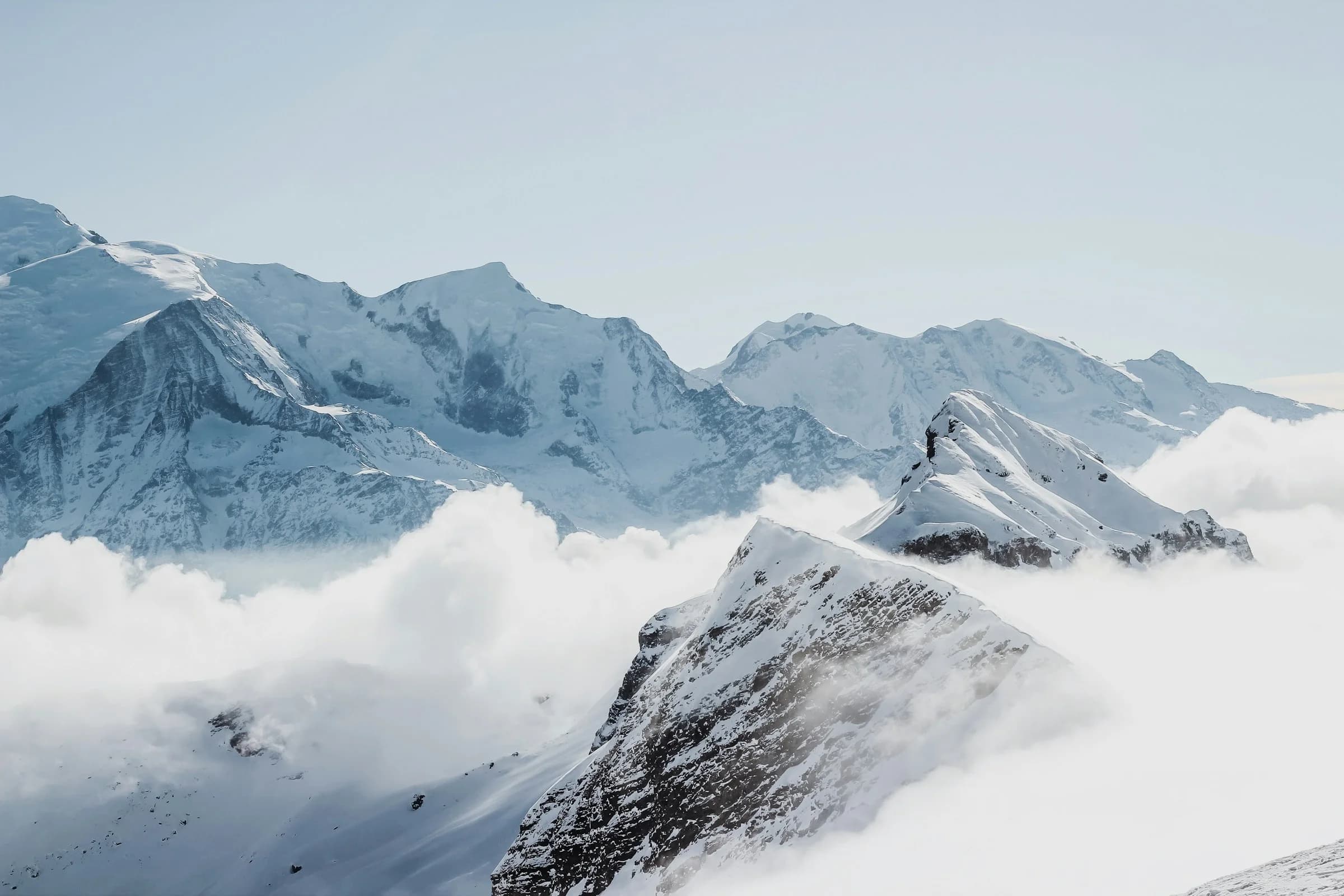Sommets alpins et forêt enneigée